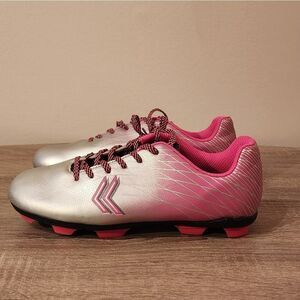 GENTLY WORN SOCCER SHOES FOR GIRLS SIZE 4,5.
